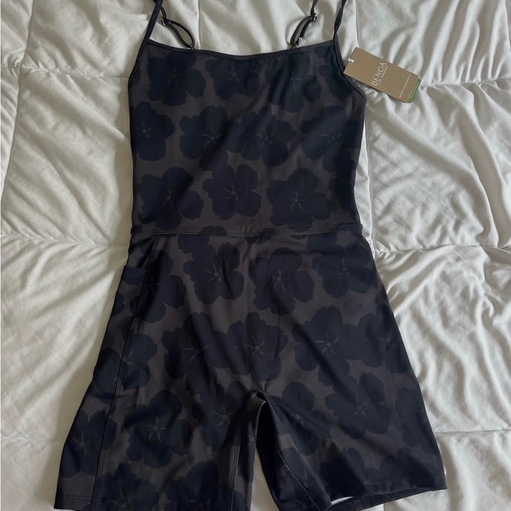 benoa medium floral camo 3” active romper